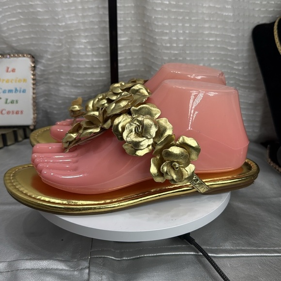 (T5) Jessica Simpson Women's Ginima Floral Slip-On Flat Sandals, Gold, 8.5 M - Picture 4 of 11